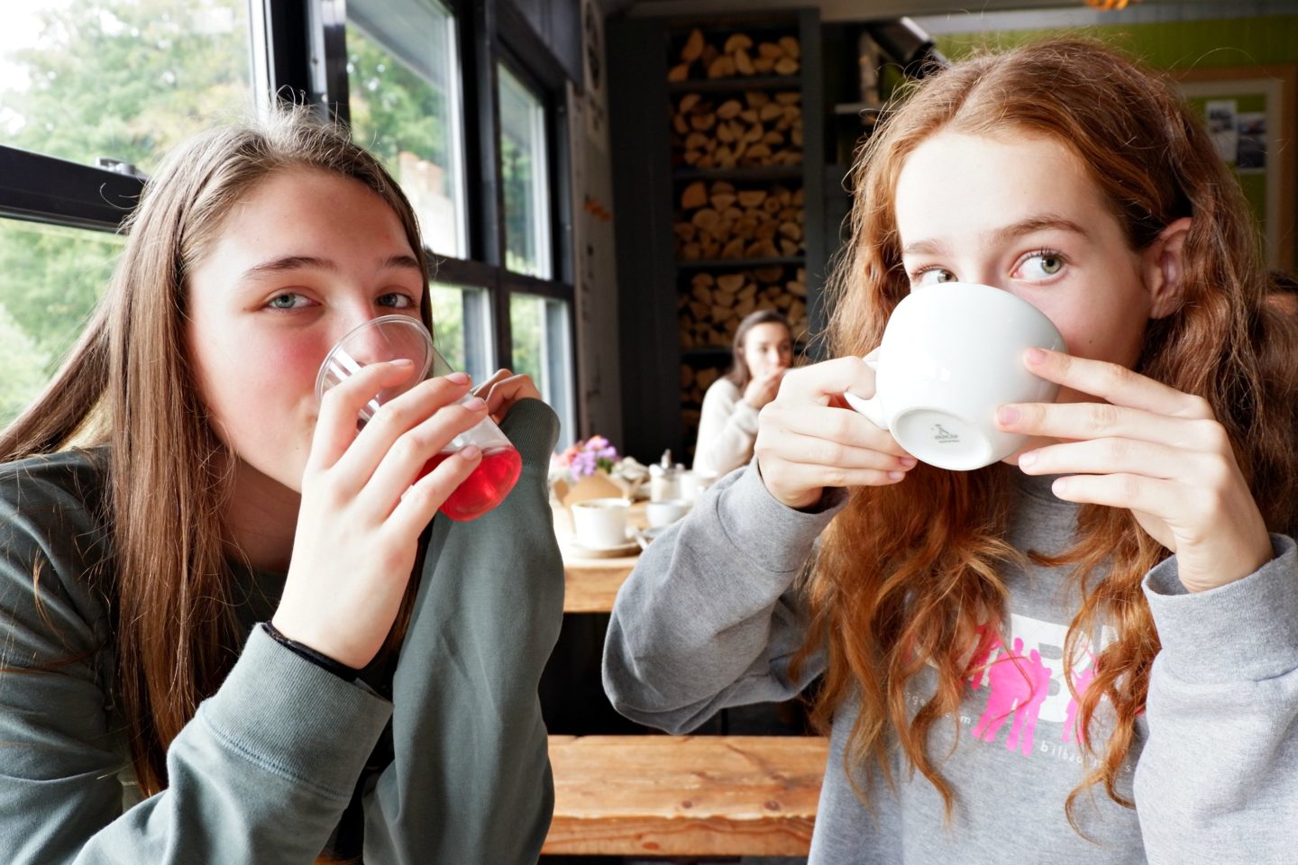 2 girls at Cafe ODE in Shaldon on Jenography