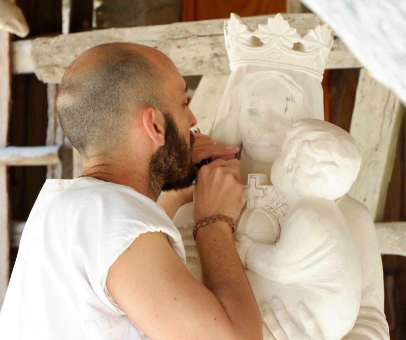 sculptor medieval village Puy du Fou - Jenography